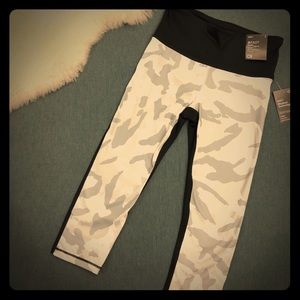 NWT GapFit GFast Capris Leggings White Cammo Sz Sm
